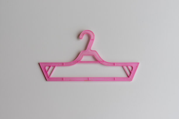 婴儿布衣架粉红色小衣架上的白色背景图片下载