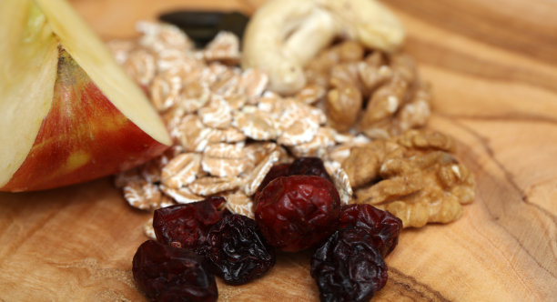 麦片配坚果，苹果和浆果图片下载