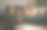 一个十几岁的女孩正在用笔记本电脑进行家庭教育，在笔记本上做笔记。在沙发上学习，远程学习和工作图片下载