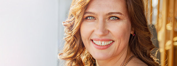 一个有吸引力的成熟女人自然白色微笑的肖像。图片下载