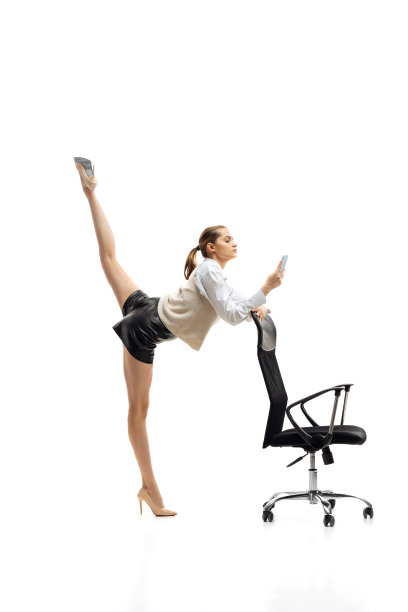 年轻灵活的女人的肖像在商业风格的衣服与文件夹使麻绳孤立在白色工作室背景图片下载