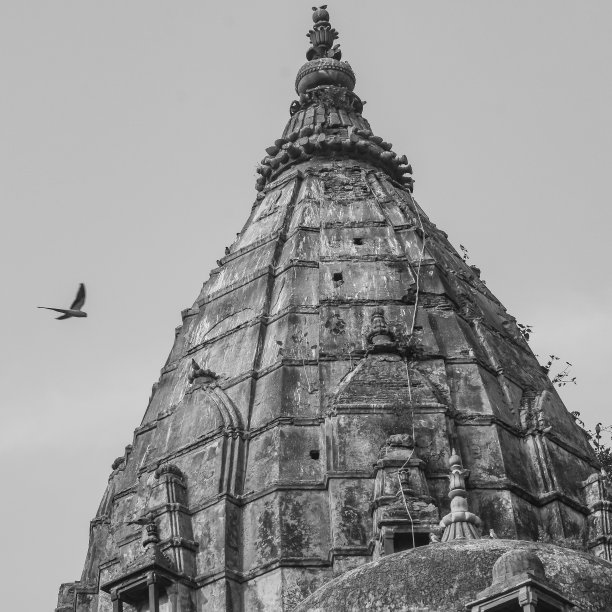 印度中央邦的奥尔恰皇家纪念碑(Chhatris)的晨景，印度失落的城市奥尔恰，印度考古遗址黑白图片下载