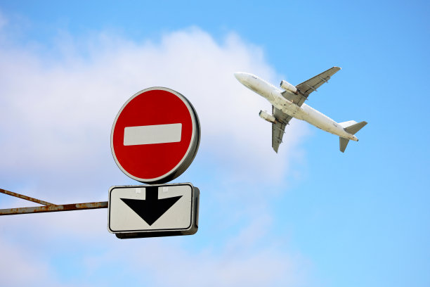 蓝天下飞机背景上的停车标志和向下箭头图片下载