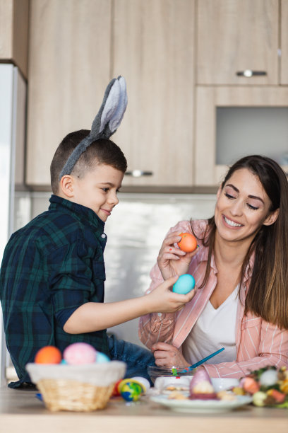 母亲和儿子在复活节打鸡蛋，这是东正教绿色传统的一部分图片下载