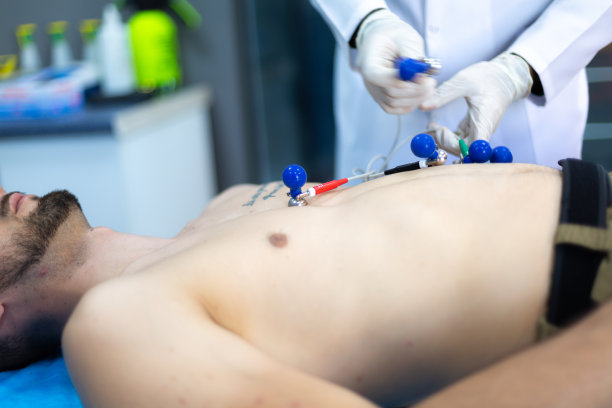 诊所中患者的心电图仪器图片下载