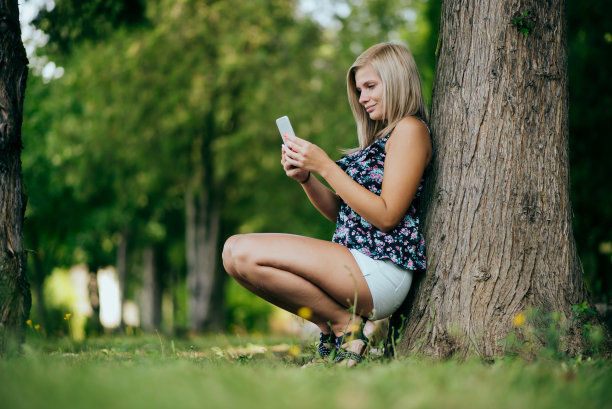 在公园里用电话的女孩图片下载