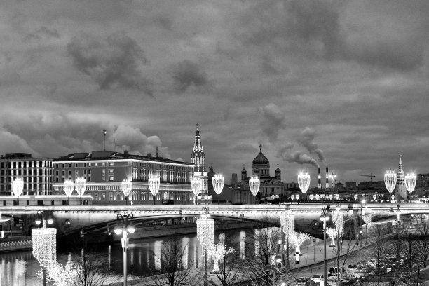 俄罗斯，莫斯科——2022年2月24日:从Zaryadye公园的悬浮吊桥上俯瞰莫斯科。夜晚的冬季城市景观，五彩缤纷的灯光，通过长快门速度的车辆轨迹图片下载