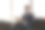 在现代化的办公室里，年轻的商人专注于电脑工作。图片下载