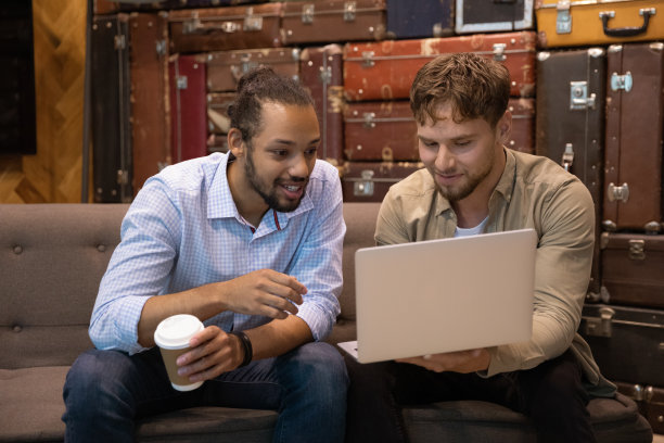 祝友善的年轻员工们使用电脑。图片下载