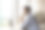 思考问题解决方案的30多岁的千禧一代商人。图片下载