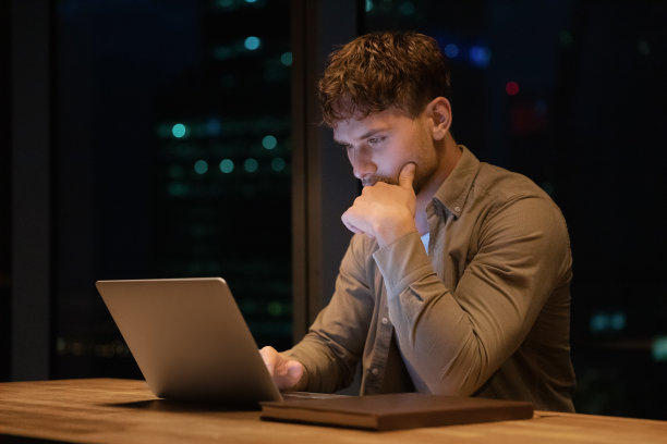 紧张的千禧一代白人商人考虑解决问题。图片下载