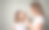 年轻的妈妈微笑着给女儿化妆图片下载