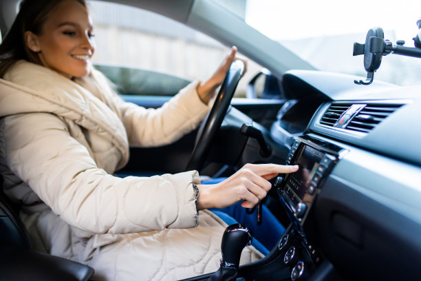 年轻女子一边开车一边换电台图片下载