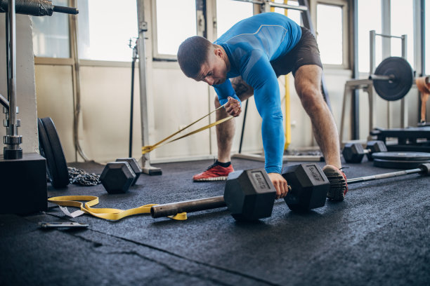 男子准备举重图片下载