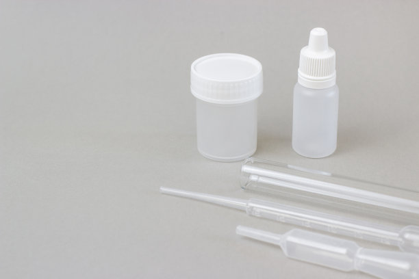 试管、移液器和烧瓶放在灰色的背景上图片下载