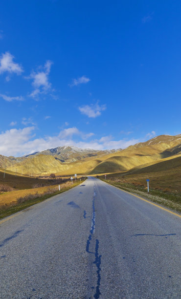 山与山之间的路。Khizi。阿塞拜疆图片下载