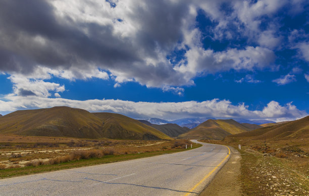 山与山之间的路。Khizi。阿塞拜疆图片下载