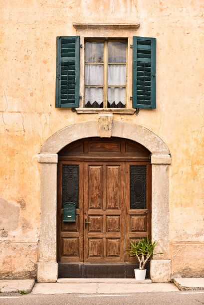 外部旧建筑与一个封闭的门口库存照片图片下载