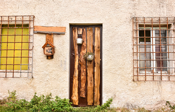外部旧建筑与一个封闭的门口库存照片图片下载