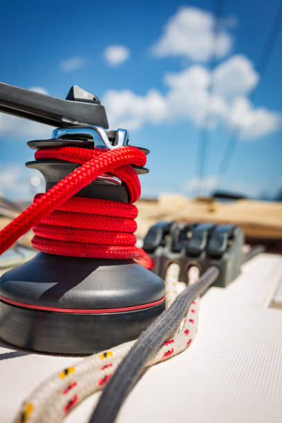 帆船上带绳索和手柄的绞盘图片下载