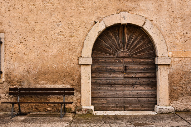 外部旧建筑与一个封闭的门口库存照片图片下载