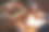 男子在室内的木桌上写信，特写图片下载
