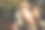 现代相机与一个大镜头在年轻的摄影师女孩手中，准备拍摄照片。小女孩微笑着，拿着相机摆姿势。软的焦点。图片下载