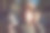 现代相机与一个大镜头在年轻的摄影师女孩手中，准备拍摄照片。小女孩微笑着，拿着相机摆姿势。软的焦点。图片下载