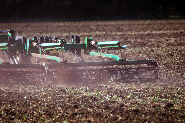 多功能中耕机具有圆盘、耕、耙等二次耕作工具——农用土壤通过机械搅拌的各种类型，如挖掘、搅拌、翻转等。图片下载
