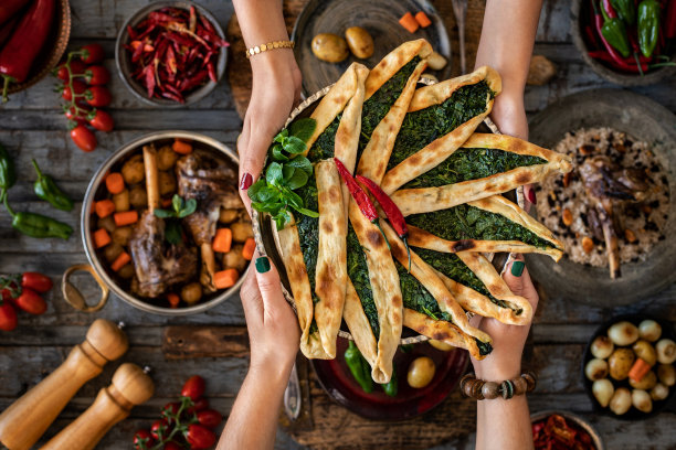 浅盘里有菠菜和香草皮塔饼。ıspanaklı i ' ve otlu分开。图片下载