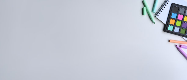 顶视图色板和文具在白色的桌子上与复制空间。图片下载