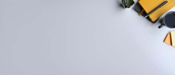 简单的工作场所，白色的桌子上放着笔记本、咖啡杯和多肉植物。平的。图片下载