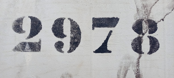 二千九百七十八，数字画在白色背景上的模板图片下载