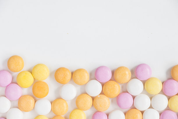 白色背景上的糖果图片下载