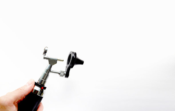 手持耳鼻喉科医生检查耳鼻喉头锥片白色背景视图的耳镜图片下载