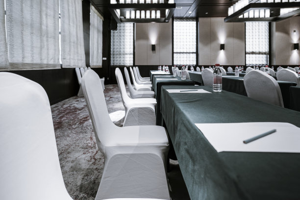 商务会议室或董事会会议室内部。图片下载