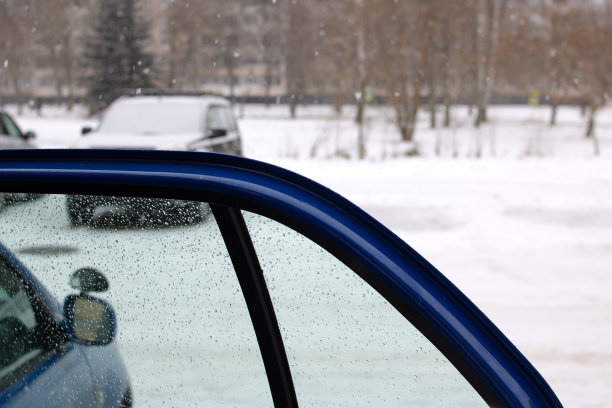蓝色车门在雪的背景上图片下载