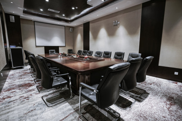 商务会议室或董事会会议室内部。图片下载
