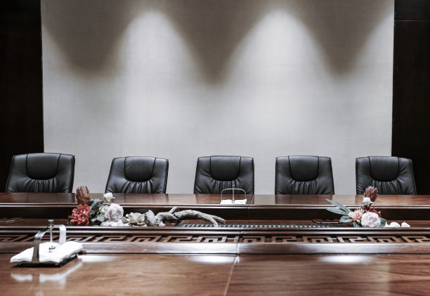 商务会议室或董事会会议室内部。图片下载