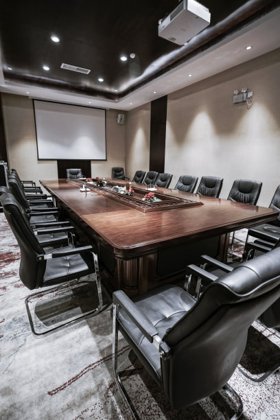 商务会议室或董事会会议室内部。图片下载
