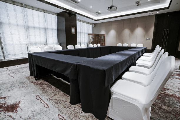 商务会议室或董事会会议室内部。图片下载