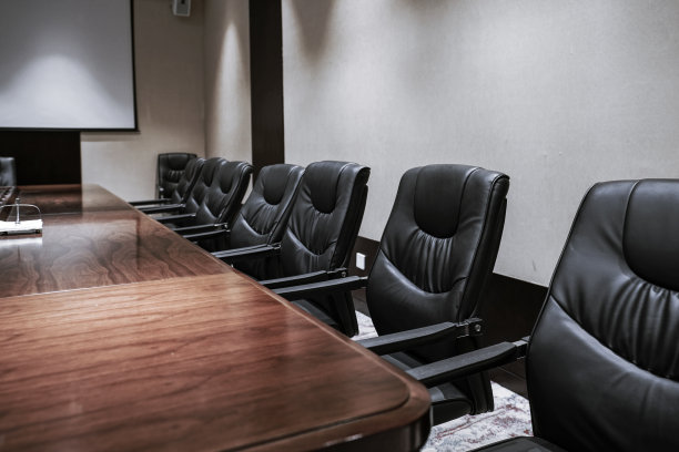 商务会议室或董事会会议室内部。图片下载