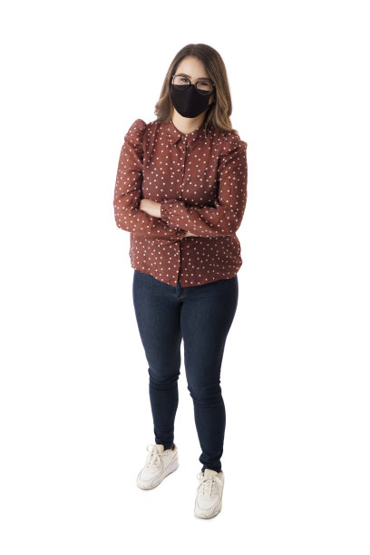 年轻女子戴着面具站在镜头前图片下载