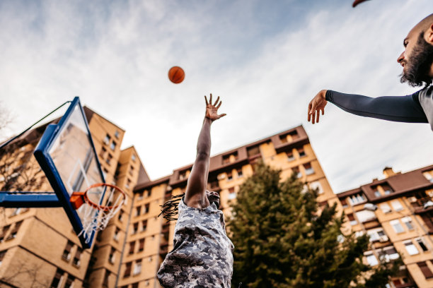 两个年轻人在打篮球图片下载
