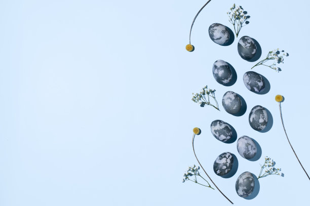 抽象极小的春天卡片与彩色复活节彩蛋在蓝色的背景和复制空间图片下载