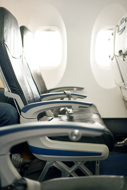 小型商业航班上的一排空座位图片下载