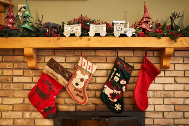 圣诞节期间挂在壁炉上的圣诞袜图片下载