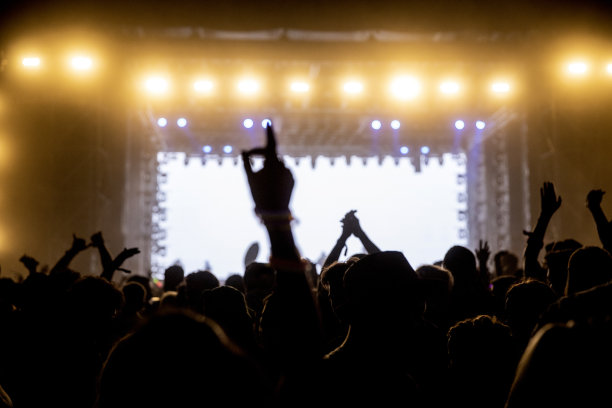 快乐的人们在露天音乐节音乐会跳舞的股票照片图片下载