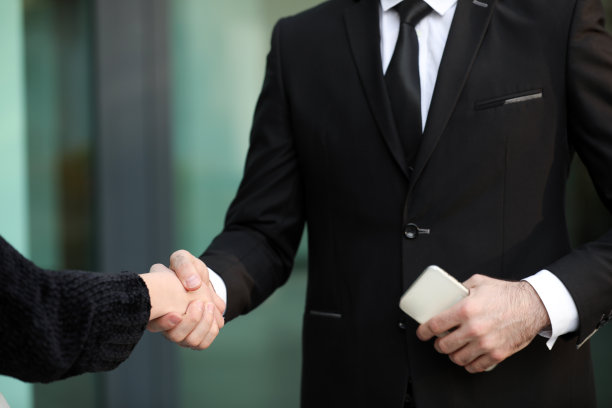 两个年轻人在握手，房地产经纪人，销售专员图片下载
