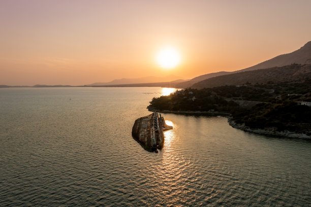 雅典埃莱夫西纳海湾地中海天空号废弃沉船航拍全景照片图片下载